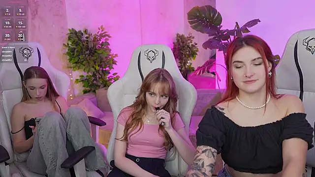 Snapshot of Magnetic_Mia_ chatting on 02-07-25, 04:03 Magnetic Mia online show from 02-07-25, 04:03