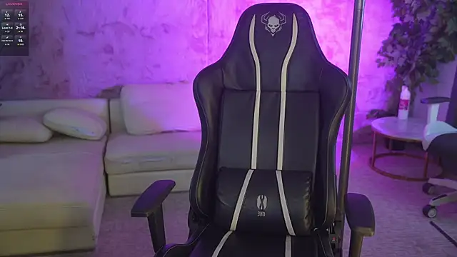 Snapshot of Magnetic_Mia_ chatting on 12-18-25, 01:33 Magnetic Mia online show from 12-18-25, 01:33