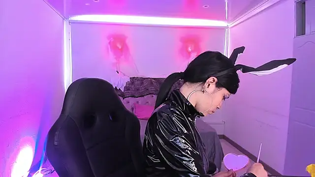 AuroraDiaz online show from 10-31-25, 07:37