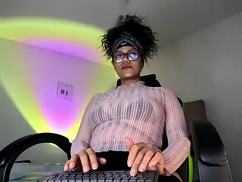 Snapshot of Ale_xandra chatting on 10-25-25, 03:36 Ale xandra online show from 10-25-25, 03:36