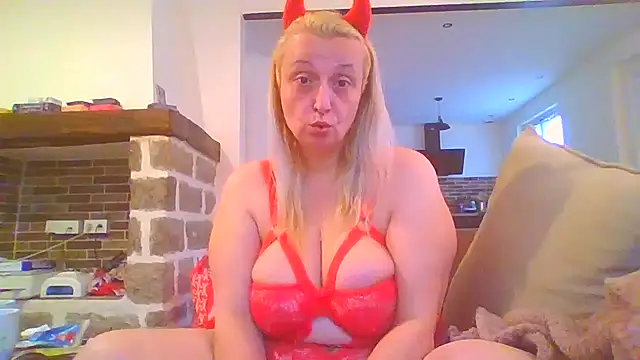 Snapshot of Melinastarr chatting on 03-22-25, 08:08 Melinastarr online show from 03-22-25, 08:08