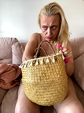 Melinastarr online show from 11-17-25, 11:38