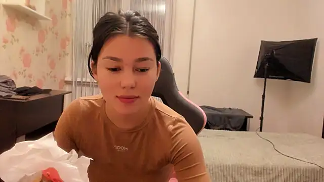 Snapshot of LunaXmii chatting on 12-08-24, 01:35 LunaXmii online show from 12-08-24, 01:35