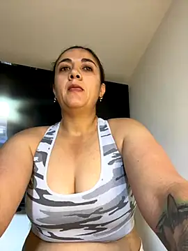 Snapshot of Shianrose chatting on 12-01-25, 12:32 Shianrose online show from 12-01-25, 12:32