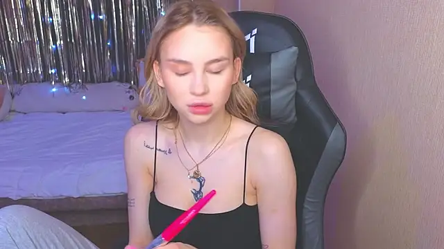 Snapshot of doll_barbieee chatting on 01-09-25, 10:31 doll barbieee online show from 01-09-25, 10:31