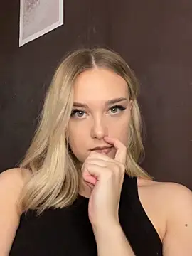 Snapshot of Alisa_Rise chatting on 11-23-25, 02:50 Alisa Rise online show from 11-23-25, 02:50