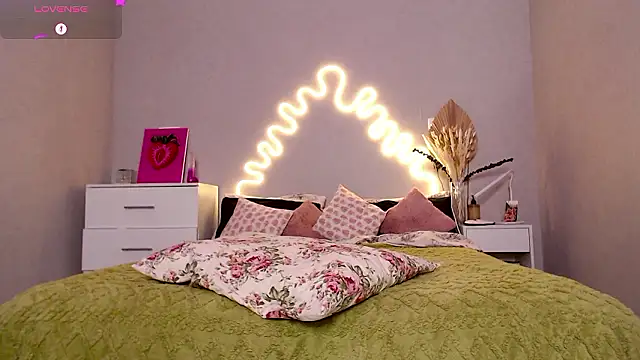 Snapshot of Red__Candy chatting on 12-01-24, 04:29 Red Candy online show from 12-01-24, 04:29