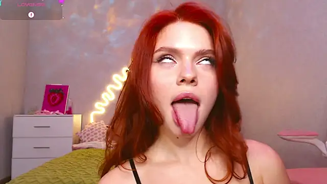 Snapshot of Red__Candy chatting on 12-15-24, 03:42 Red Candy online show from 12-15-24, 03:42