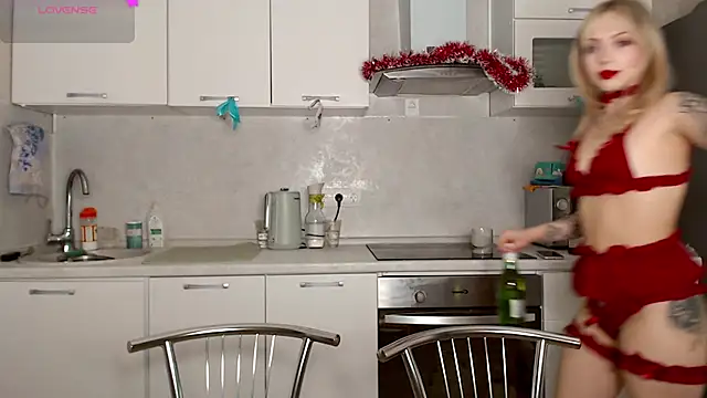 Snapshot of Red__Candy chatting on 12-31-24, 01:52 Red Candy online show from 12-31-24, 01:52