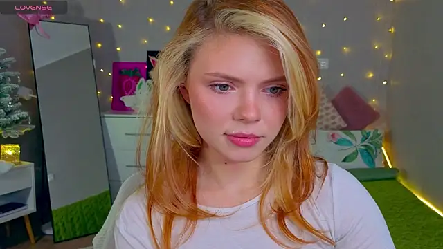 Snapshot of Red__Candy chatting on 12-17-25, 12:44 Red Candy online show from 12-17-25, 12:44