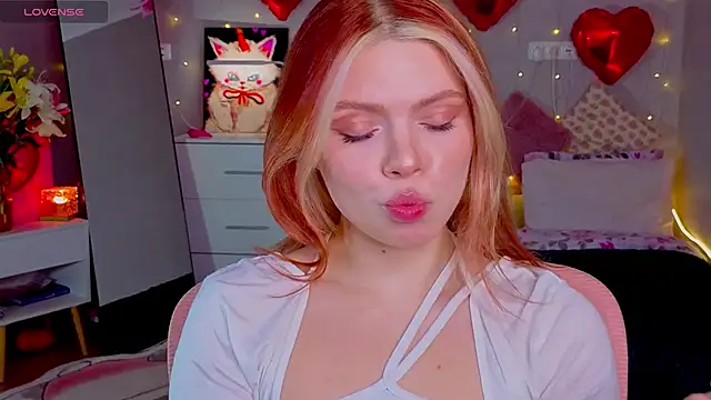 Snapshot of Red__Candy chatting on 02-17-26, 03:29 Red Candy online show from 02-17-26, 03:29