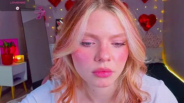 Snapshot of Red__Candy chatting on 03-27-26, 03:01 Red Candy online show from 03-27-26, 03:01