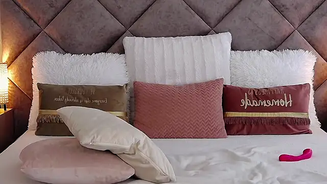 Snapshot of JaquelineM chatting on 10-28-25, 08:07 JaquelineM online show from 10-28-25, 08:07