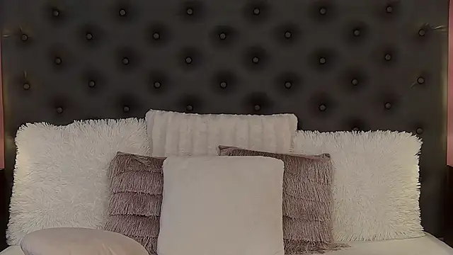 Snapshot of JaquelineM chatting on 02-27-26, 06:02 JaquelineM online show from 02-27-26, 06:02