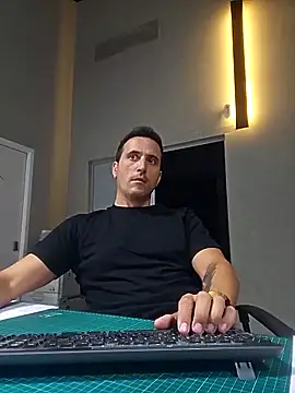 Snapshot of Lucas___81 chatting on 10-21-25, 06:30 Lucas 81 online show from 10-21-25, 06:30