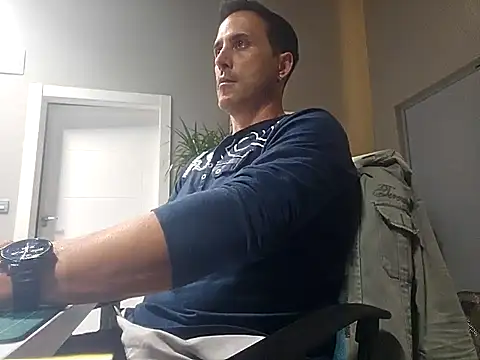 Snapshot of Lucas___81 chatting on 10-27-25, 07:29 Lucas 81 online show from 10-27-25, 07:29