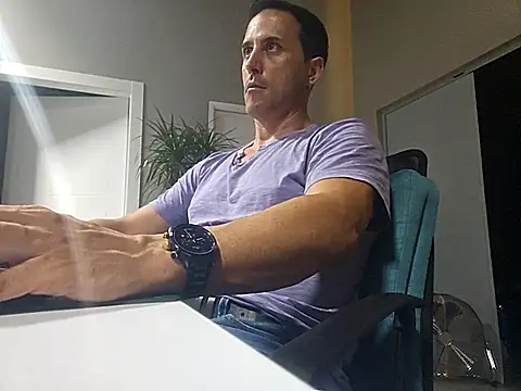 Snapshot of Lucas___81 chatting on 10-30-25, 07:25 Lucas 81 online show from 10-30-25, 07:25