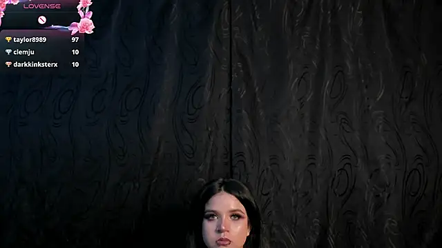 Snapshot of Kylie-fox chatting on 02-15-25, 02:04 Kylie-fox online show from 02-15-25, 02:04