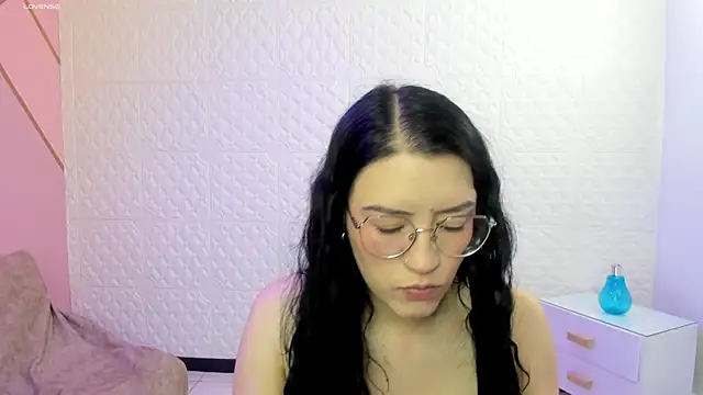 Snapshot of Violetaa_diazz chatting on 10-15-25, 09:15 Violetaa diazz online show from 10-15-25, 09:15