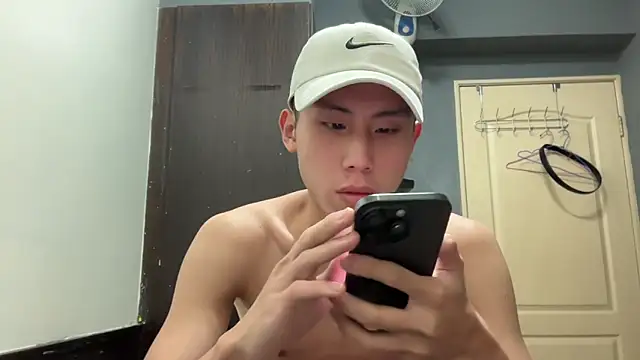 Snapshot of Benson18y chatting on 03-18-25, 12:47 Benson18y online show from 03-18-25, 12:47