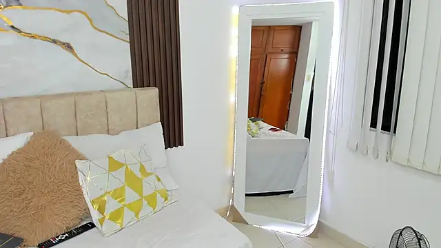 cristalwalker   online show from 04-05-26, 10:45