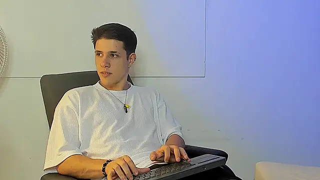 Snapshot of Adan_rivas_ chatting on 12-26-24, 10:20 Adan rivas online show from 12-26-24, 10:20