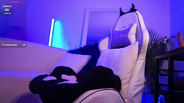 Snapshot of abigail_adamss chatting on 02-09-25, 01:44 abigail adamss online show from 02-09-25, 01:44