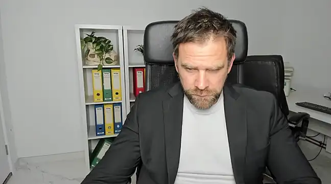 Snapshot of John-E-Dough chatting on 12-18-24, 03:58 John-E-Dough online show from 12-18-24, 03:58