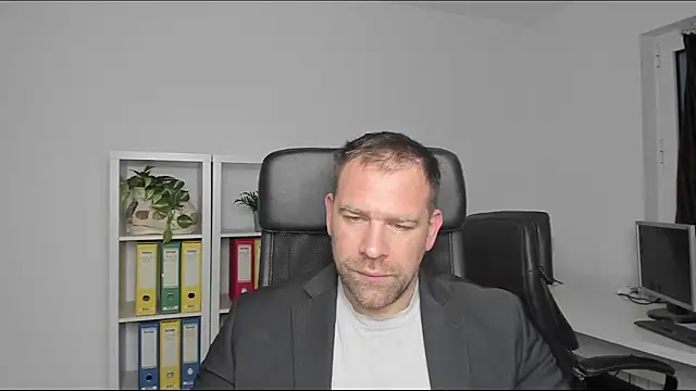 Snapshot of John-E-Dough chatting on 12-27-24, 05:52 John-E-Dough online show from 12-27-24, 05:52