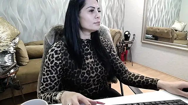 Snapshot of Sara_Poison chatting on 10-28-25, 03:21 Sara Poison online show from 10-28-25, 03:21