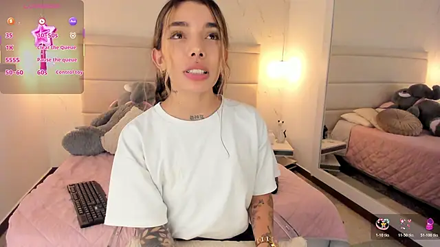 Snapshot of Mollymoon1 chatting on 11-14-25, 08:51 Mollymoon1 online show from 11-14-25, 08:51