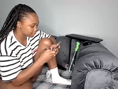 Pearl 00 online show from 10-28-25, 04:49