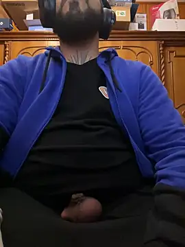 Snapshot of Dikkiduohottt chatting on 12-21-24, 01:47 Dikkiduohottt online show from 12-21-24, 01:47