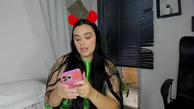 Snapshot of Cristal_Cutte chatting on 12-19-24, 01:29 Cristal Cutte online show from 12-19-24, 01:29