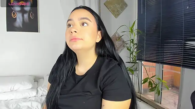 Snapshot of Cristal_Cutte chatting on 12-21-24, 12:16 Cristal Cutte online show from 12-21-24, 12:16
