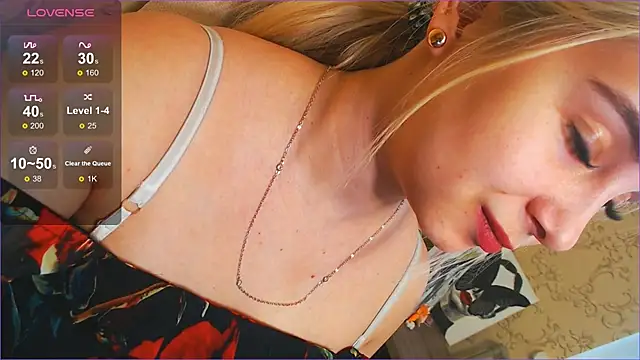 Snapshot of DolphinDreams chatting on 03-17-25, 01:18 DolphinDreams online show from 03-17-25, 01:18