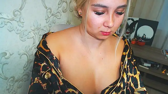 Snapshot of DolphinDreams chatting on 11-12-25, 12:38 DolphinDreams online show from 11-12-25, 12:38