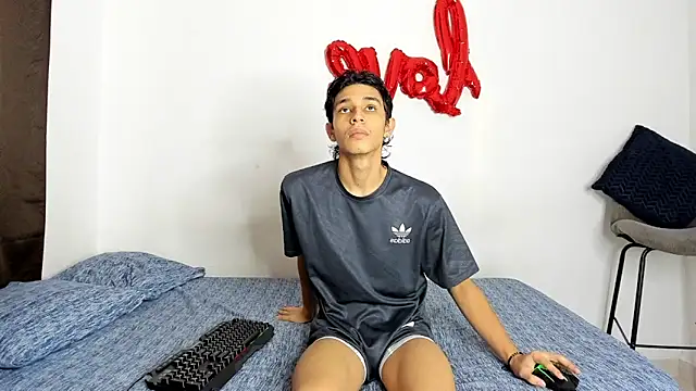 Snapshot of evanscollins chatting on 11-05-25, 09:59 evanscollins online show from 11-05-25, 09:59