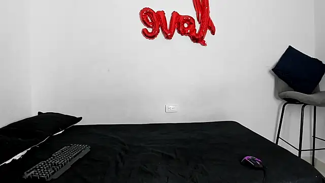 Snapshot of evanscollins chatting on 11-25-25, 12:32 evanscollins online show from 11-25-25, 12:32