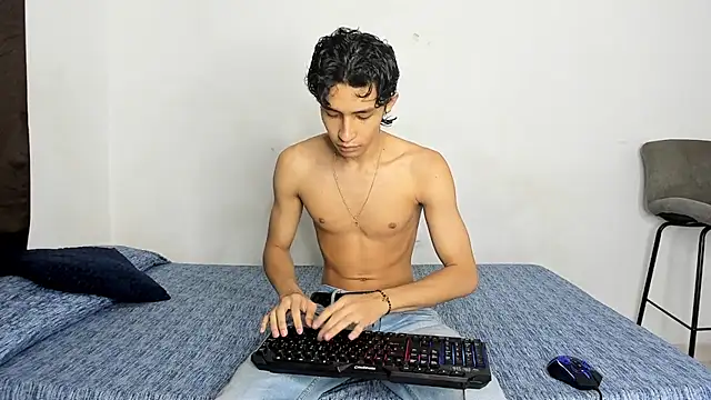 Snapshot of evanscollins chatting on 12-15-25, 10:47 evanscollins online show from 12-15-25, 10:47