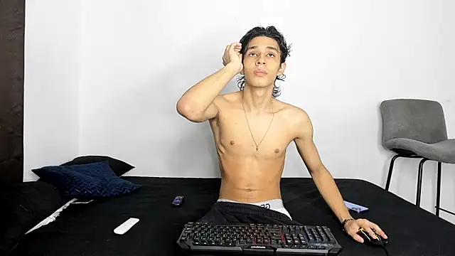 Snapshot of evanscollins chatting on 12-18-25, 10:27 evanscollins online show from 12-18-25, 10:27