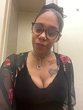 Snapshot of Princess_Desirae chatting on 04-10-26, 04:50 Princess Desirae online show from 04-10-26, 04:50