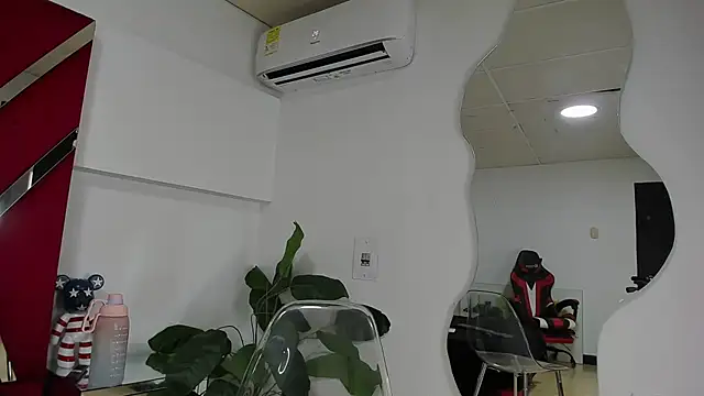 Milanxht online show from 10-22-25, 08:41