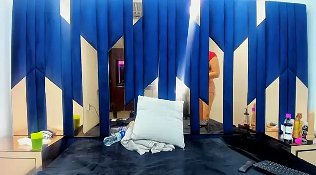 Snapshot of Criistaal_ chatting on 12-30-24, 03:25 Criistaal online show from 12-30-24, 03:25