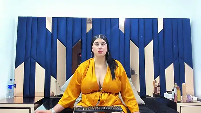 Snapshot of Criistaal_ chatting on 02-16-25, 08:21 Criistaal online show from 02-16-25, 08:21