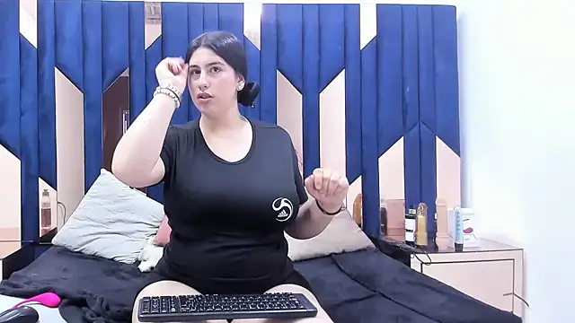 Snapshot of Criistaal_ chatting on 02-27-25, 04:41 Criistaal online show from 02-27-25, 04:41