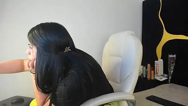 Snapshot of Criistaal_ chatting on 03-10-25, 05:22 Criistaal online show from 03-10-25, 05:22