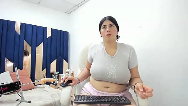 Snapshot of Criistaal_ chatting on 03-21-25, 07:33 Criistaal online show from 03-21-25, 07:33