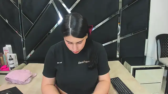 Snapshot of Criistaal_ chatting on 03-17-26, 04:17 Criistaal online show from 03-17-26, 04:17