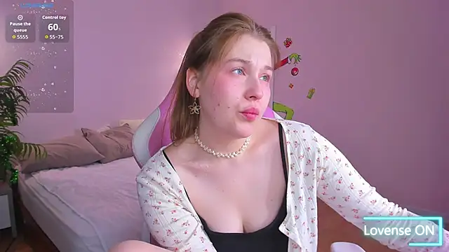 Snapshot of Colleen_Blake chatting on 12-14-25, 04:45 Colleen Blake online show from 12-14-25, 04:45